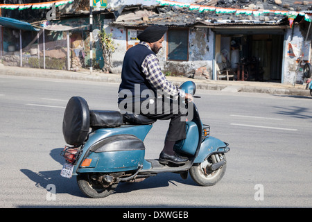 L'Inde, Dehradun. Un Sikh Équitation une moto--portant un turban mais pas de casque. Banque D'Images