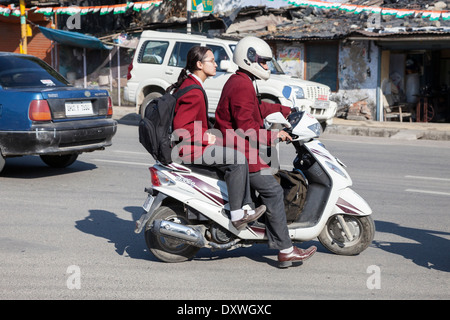 L'Inde, Dehradun. Jeune couple sur une moto--casque pour l'homme, aucune pour la femme. Banque D'Images