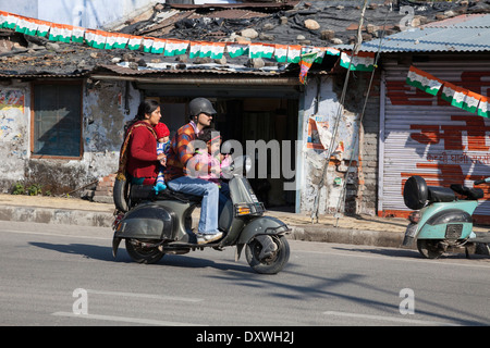 L'Inde, Dehradun. La famille sur une moto--casque pour l'homme, aucune pour le reste. Banque D'Images
