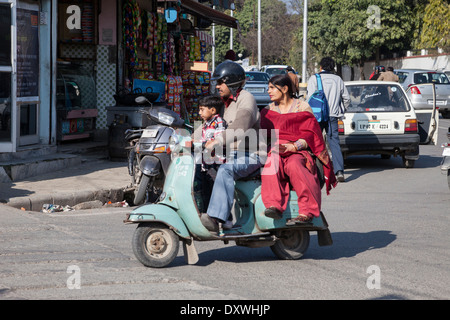 L'Inde, Dehradun. La famille sur une moto--casque pour l'homme, aucune pour la femme ou garçon. Banque D'Images