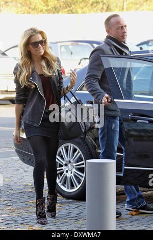 Sylvie van der Vaart arrivant chez Axel Springer AG bâtiment dans Kreuzberg où elle est la Bild.de rédacteur en chef d'un jour. Où : Berlin Allemagne Quand : 31 Oct 2012 Banque D'Images