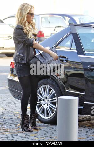 Sylvie van der Vaart arrivant chez Axel Springer AG bâtiment dans Kreuzberg où elle est la Bild.de rédacteur en chef d'un jour. Où : Berlin Allemagne Quand : 31 Oct 2012 Banque D'Images