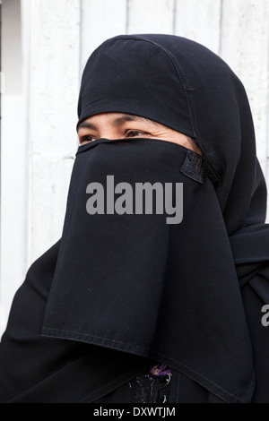 L'Inde, Dehradun. Femme indienne musulmane voilée. Photographié avec permission, mais sans modèle libération. Banque D'Images