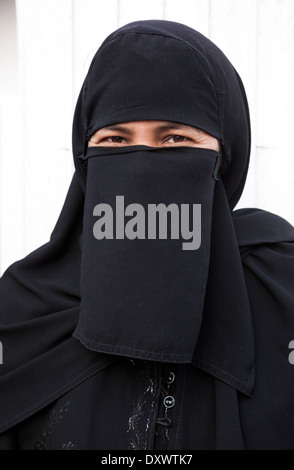 L'Inde, Dehradun. Femme indienne musulmane voilée. Photographié avec permission, mais sans modèle libération. Banque D'Images