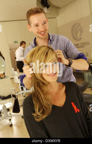 Verena Wriedt und Friseur Enrico Farkas assister à 'Friseure der Welt gegen Aids' à Loreal Akademie Academy. Où : Berlin Berlin Allemagne Quand : 25 Nov 2012 Banque D'Images