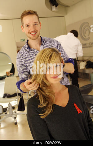 Verena Wriedt und Friseur Enrico Farkas assister à 'Friseure der Welt gegen Aids' à Loreal Akademie Academy. Où : Berlin Berlin Allemagne Quand : 25 Nov 2012 Banque D'Images