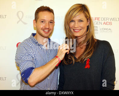 Verena Wriedt und Friseur Enrico Farkas assister à 'Friseure der Welt gegen Aids' à Loreal Akademie Academy. Où : Berlin Berlin Allemagne Quand : 25 Nov 2012 Banque D'Images