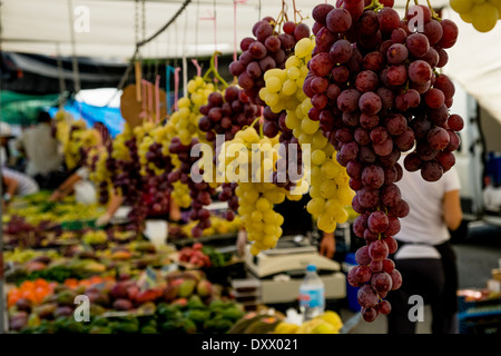 Grappes de raisins rouges et verts suspendus à un décrochage du marché espagnol. Banque D'Images