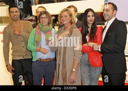 Oscar Loya Natascha Keller Claudia Rutt Sila Sahin Paul Delaoutre au kick-off pour le DKMS-bracelets puzzle de la fashionlabel Galerys Cruciani au Lafayette de Mitte. Où : Berlin Allemagne Quand : 01 déc 2012 Banque D'Images