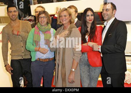 Oscar Loya Natascha Keller Claudia Rutt Sila Sahin Paul Delaoutre au kick-off pour le DKMS-bracelets puzzle de la fashionlabel Galerys Cruciani au Lafayette de Mitte. Où : Berlin Allemagne Quand : 01 déc 2012 Banque D'Images