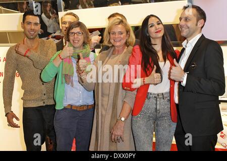 Oscar Loya Natascha Keller Claudia Rutt Sila Sahin Paul Delaoutre au kick-off pour le DKMS-bracelets puzzle de la fashionlabel Galerys Cruciani au Lafayette de Mitte. Où : Berlin Allemagne Quand : 01 déc 2012 Banque D'Images