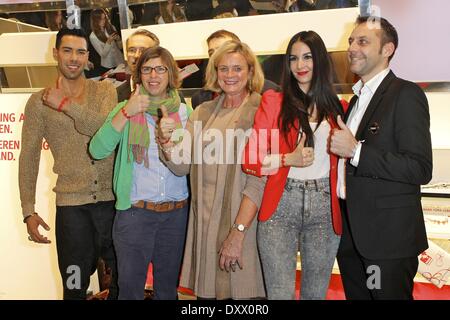 Oscar Loya Natascha Keller Claudia Rutt Sila Sahin Paul Delaoutre au kick-off pour le DKMS-bracelets puzzle de la fashionlabel Galerys Cruciani au Lafayette de Mitte. Où : Berlin Allemagne Quand : 01 déc 2012 Banque D'Images