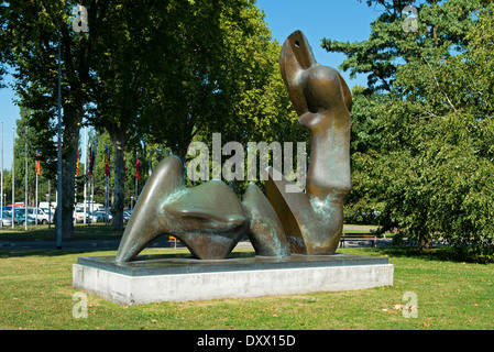 Figure : deux pièces coupées, inclinables par Henry Moore, en face de la musique et le Palais des Congrès, Strasbourg, Alsace, France Banque D'Images