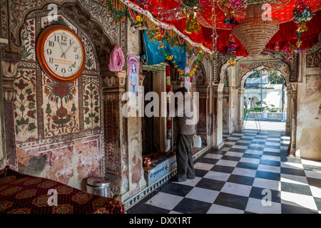 L'Inde, Dehradun. Homme qui prie à l'entrée du sanctuaire intérieur du temple Sikh Shri Guru Durbar Rai Ram Ji Maharaj, construit en 1707. Banque D'Images