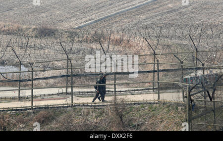 Paju, La Corée du Sud. 1er avril 2014. Des soldats sud-coréens le long des clôtures de patrouille militaire près de DMZ, Paju, Corée du Sud, le mardi 1 avril 2014. Du nord et la Corée du Sud ont échangé des tirs d'artillerie de l'autre côté de la frontière maritime de l'ouest, la ligne de limite nord (NLL) dans l'ouest (mer Jaune) le lundi après le Nord a mené un exercice de tir réel qui a envoyé d'obus dans les eaux du sud, tandis que le crédit aux États-Unis : Jaewon Lee/Alamy Live News Banque D'Images