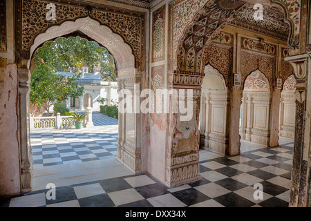 L'Inde, Dehradun. Un temple Sikh construit en 1707--le Durbar Shri Guru Maharaj Ji Rai Ram. A l'intérieur, à la recherche sur la cour. Banque D'Images