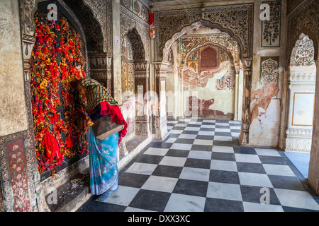 L'Inde, Dehradun. Une femme prie à l'adorateur Durbar Sikh Shri Guru Maharaj Ji Rai Ram Temple, construit en 1707. Banque D'Images