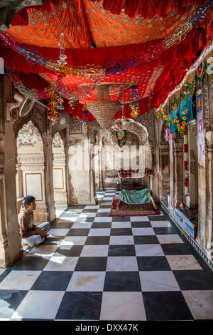 L'Inde, Dehradun. Jeune homme Visiter le Durbar Shri Guru Maharaj Ji Rai Ram, un Sikh Temple construit en 1707. Banque D'Images