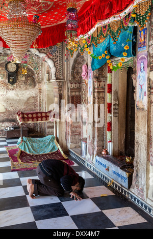 L'Inde, Dehradun. Jeune homme priant au Durbar Shri Guru Maharaj Ji Rai Ram, un Sikh Temple construit en 1707. Banque D'Images