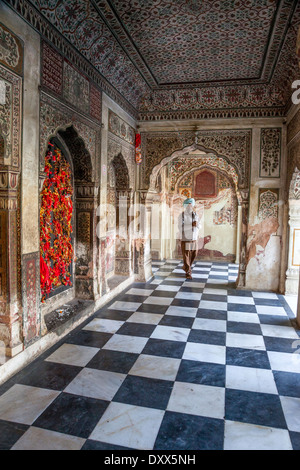 L'Inde, Dehradun. L'intérieur de l'homme sikh indien Durbar Shri Guru Maharaj Ji Rai Ram, un Sikh temple construit en 1707. Banque D'Images