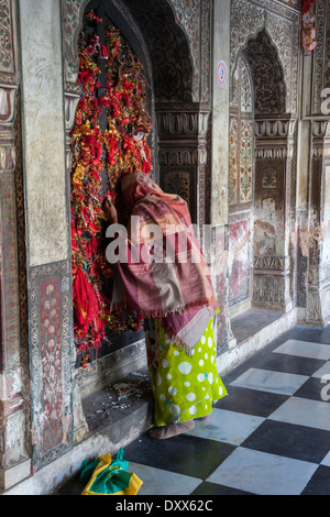 L'Inde, Dehradun. Une femme priant au Durbar Sikh Shri Guru Maharaj Ji Rai Ram Temple, construit en 1707. Banque D'Images