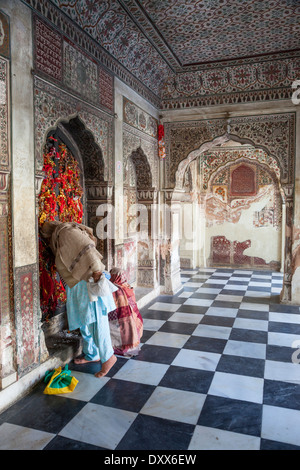 L'Inde, Dehradun. Une femme priant au Durbar Sikh Shri Guru Maharaj Ji Rai Ram Temple, construit en 1707. Banque D'Images