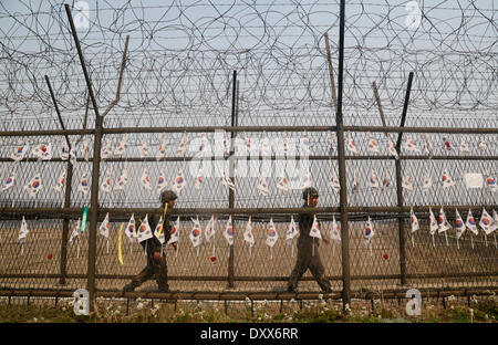 Paju, La Corée du Sud. 1er avril 2014. Des soldats sud-coréens le long des clôtures de patrouille militaire près de DMZ, Paju, Corée du Sud, le mardi 1 avril 2014. Du nord et la Corée du Sud ont échangé des tirs d'artillerie de l'autre côté de la frontière maritime de l'ouest, la ligne de limite nord (NLL) dans l'ouest (mer Jaune) le lundi après le Nord a mené un exercice de tir réel qui a envoyé d'obus dans les eaux du sud, tandis que le crédit aux États-Unis : Jaewon Lee/Alamy Live News Banque D'Images