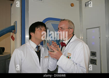 Orpington, Kent, UK. 1er avril 2014. Deux scientifiques renifler l'odeur du succès dans le centre commercial de noix à Orpington Crédit : Keith Larby/Alamy Live News Banque D'Images