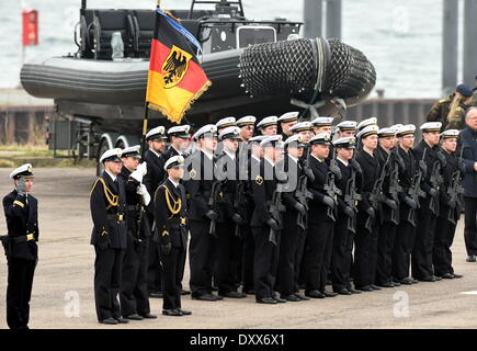 Eckernfoerde, Allemagne. 01 avr, 2014. Des soldats de la marine allemande se tenir en face d'un canot en caoutchouc des nageurs de combat lors d'un appel à Eckernfoerde, Allemagne, 01 avril 2014. Les nageurs de combat (Kampfschwimmer) société fête son 50e anniversaire le 01 avril 2014. La force à des fins spéciales seront à l'avenir former leur propre bataillon sous le nom de "commando des forces spéciales de la Marine' (KSM). Photo : Carsten REHDER/DPA/Alamy Live News Banque D'Images