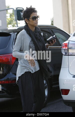 Halle Berry vu dehors et environ dans la région de Beverly Hills Los Angeles Californie - 21.11.12 comprend : Halle Berry Quand : 21 Nov 2012 Banque D'Images