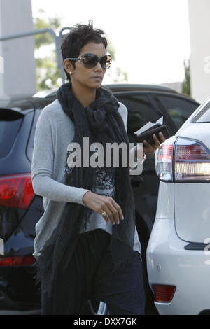 Halle Berry vu dehors et environ dans la région de Beverly Hills Los Angeles Californie - 21.11.12 comprend : Halle Berry Quand : 21 Nov 2012 Banque D'Images