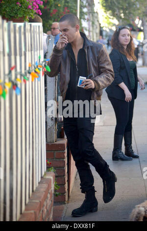 Evan Ross arrive à l'Ivy pour rencontrer des amis pour le déjeuner tenant un paquet de cigarettes Los Angeles Californie - 24.11.12 Avec : Evan Ross Où : United States Quand : 24 Nov 2012 Banque D'Images