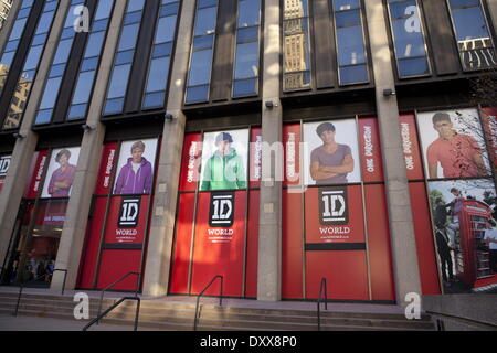 One Direction fans visit the new '1D World' Pop Up Store where they can purchase merchandise and write messages to their favorite band member throughout the store Featuring: One Direction fans visit the new '1D World' Pop Up Store,where they can purchase Banque D'Images