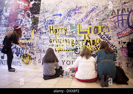 One Direction fans visit the new '1D World' Pop Up Store where they can purchase merchandise and write messages to their favorite band member throughout the store Featuring: One Direction fans visit the new '1D World' Pop Up Store,where they can purchase Banque D'Images