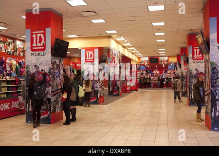 One Direction fans visit the new '1D World' Pop Up Store where they can purchase merchandise and write messages to their favorite band member throughout the store Featuring: One Direction fans visit the new '1D World' Pop Up Store,where they can purchase Banque D'Images