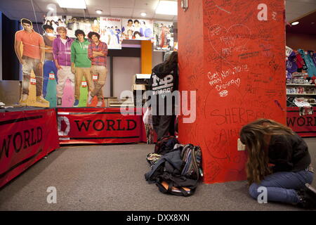 One Direction fans visit the new '1D World' Pop Up Store where they can purchase merchandise and write messages to their favorite band member throughout the store Featuring: One Direction fans visit the new '1D World' Pop Up Store,where they can purchase Banque D'Images