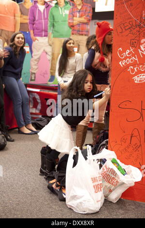 One Direction fans visit the new '1D World' Pop Up Store where they can purchase merchandise and write messages to their favorite band member throughout the store Featuring: One Direction fans visit the new '1D World' Pop Up Store,where they can purchase Banque D'Images