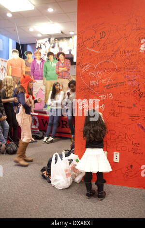 One Direction fans visit the new '1D World' Pop Up Store where they can purchase merchandise and write messages to their favorite band member throughout the store Featuring: One Direction fans visit the new '1D World' Pop Up Store,where they can purchase Banque D'Images