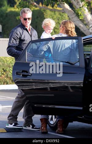 Rebecca Gayheart mari Eric Dane et leur fille Billie arrive à Fred Segal à Los Angeles Californie - 26.11.12 Rebecca Gayheart avec : Eric Dane,mari et leur fille Billie Où : United States Quand : 26 Nov 2012 Banque D'Images