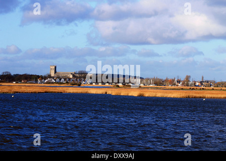 Vue sur le Prieuré de Christchurch de Hengistbury Head Banque D'Images