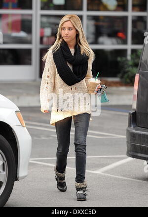 L'actrice Ashley Tisdale sortis prendre un café au Starbucks sur un jour de pluie dans Studio City Los Angeles Californie - 29.11.12 comprend : l'actrice Ashley Tisdale Où : Studio City CA United States Quand : 29 Nov 2012 Banque D'Images