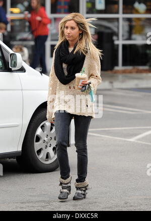 L'actrice Ashley Tisdale sortis prendre un café au Starbucks sur un jour de pluie dans Studio City Los Angeles Californie - 29.11.12 comprend : l'actrice Ashley Tisdale Où : Studio City CA United States Quand : 29 Nov 2012 Banque D'Images