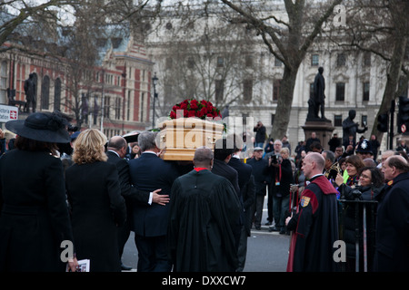 Le cercueil de Tony Benn est pris à l'attente corbillard. Banque D'Images