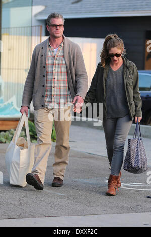 Eric Dane et sa femme Rebecca Gayheart tenir la main en sortant Andy LeCompte salon à l'ouest d'Hollywood. Los Angeles Californie - 06.12.12 Avec : Eric Dane et sa femme Rebecca Gayheart Où : United States Quand : 06 déc 2012 Banque D'Images