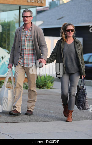 Eric Dane et sa femme Rebecca Gayheart tenir la main en sortant Andy LeCompte salon à l'ouest d'Hollywood. Los Angeles Californie - 06.12.12 Avec : Eric Dane et sa femme Rebecca Gayheart Où : United States Quand : 06 déc 2012 Banque D'Images