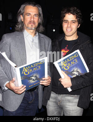 Robby Benson et Josh Young en répétition pour "Amazing Grace : l'Épopée nouvelle comédie musicale" qui a eu lieu au Lincoln Center's Clark Studio du Théâtre comprend : Robby Benson et Josh Young Où : New York City United States Quand : 07 déc 2012 Banque D'Images