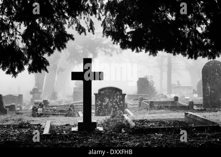 La pierre tombale dans le cimetière de brouillard à Banbury. L'Oxfordshire, Angleterre. Monochrome Banque D'Images