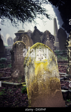 Pierre tombale avec croix de cimetière à Banbury, Oxfordshire, Angleterre. Banque D'Images