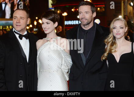 Russell Crowe, Hugh Jackman et Anne Hathaway Amanda Seyfried à la première de 'Les Misérables' à l'Odeon Leicester Square Londres Angleterre- 05.12.12 Avec : Russell Crowe, Anne Hathaway, Hugh Jackman et Amanda Seyfried à la première de 'Les Misérables' un Banque D'Images