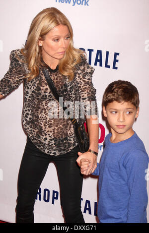 Kelly Ripa et fils Joaquin Antonio Consuelos Z100's Jingle Ball 2012 présenté par l'Aeropostale - Arrivées avec : Kelly Ripa et fils Joaquin Antonio Consuelos Où : New York New York United States Quand : 07 déc 2012 Banque D'Images